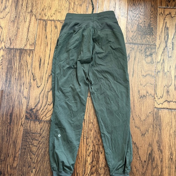Lululemon green - everyday pants - Picture 2 of 3